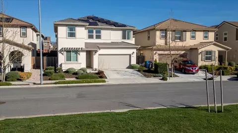 211 Arabian Ln, Hollister, CA 95023
