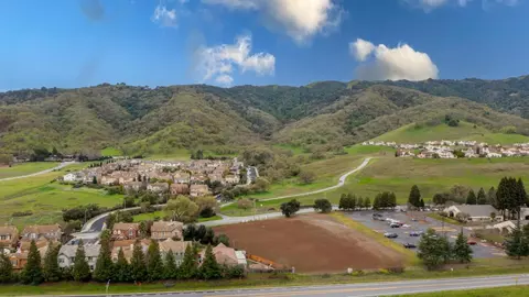 View/Area - 724 Wisteria Dr, Gilroy, CA 95020 photo 4 of 8