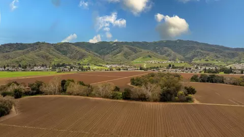 View/Area - 724 Wisteria Dr, Gilroy, CA 95020 photo 7 of 8