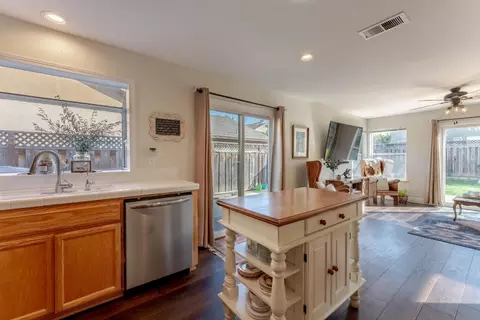 Kitchen - 724 Wisteria Dr, Gilroy, CA 95020 photo 4 of 4