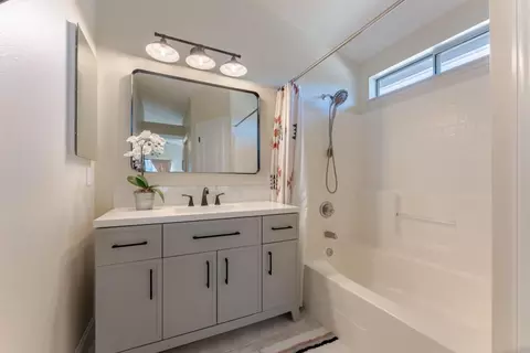 Bath - 724 Wisteria Dr, Gilroy, CA 95020 photo 2 of 3