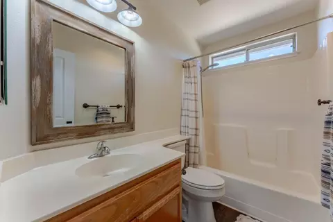 Bath - 724 Wisteria Dr, Gilroy, CA 95020 photo 3 of 3