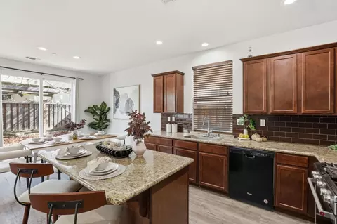 Kitchen - 170 Sturla Way, Gilroy, CA 95020 photo 4 of 6