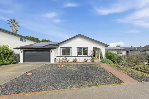 843 Cedarwood Ln, Petaluma, CA 94954