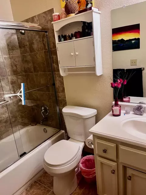 Bath - 3332 Jayanne Way, Carmichael, CA 95608 photo 2 of 2