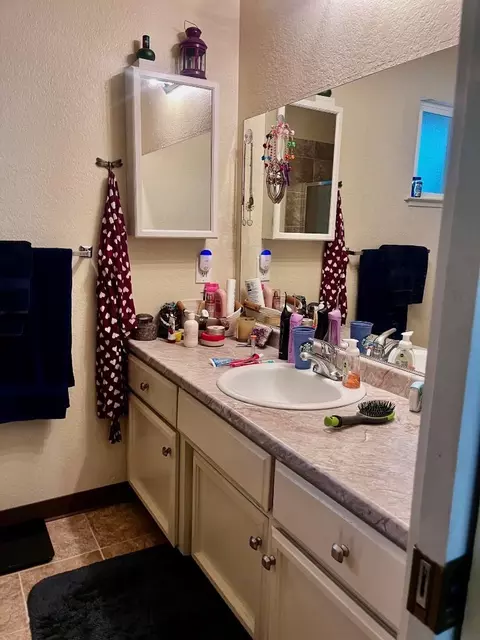 Bath - 3332 Jayanne Way, Carmichael, CA 95608 photo 1 of 2