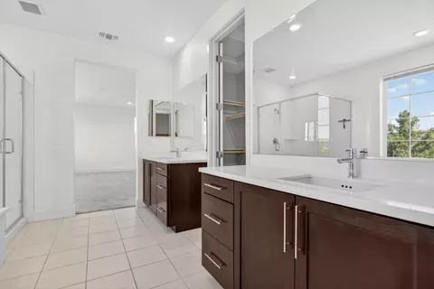 Bath - 6640 Silverleaf Ct, Tracy, CA 95377 photo 6 of 8