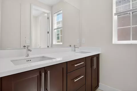 Bath - 6640 Silverleaf Ct, Tracy, CA 95377 photo 7 of 8