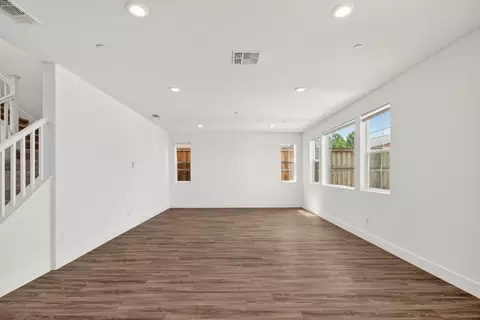Living - 6640 Silverleaf Ct, Tracy, CA 95377 photo 2 of 4