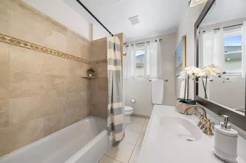 Bath - 656 Myrtle St, Half Moon Bay, CA 94019 photo 2 of 4