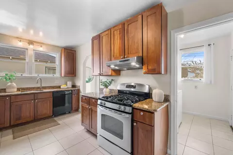 Kitchen - 656 Myrtle St, Half Moon Bay, CA 94019 photo 4 of 5