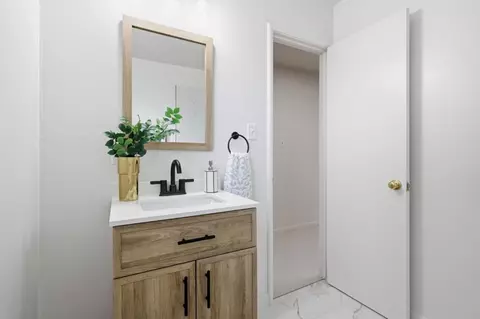 Bath - 467 Heathcliff Dr, Pacifica, CA 94044 photo 2 of 3