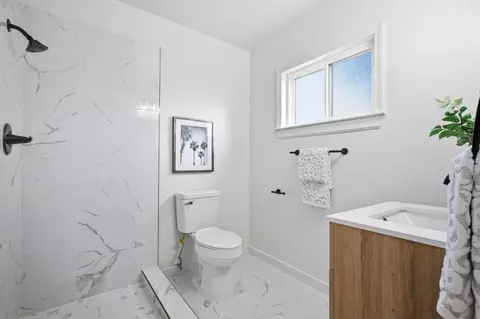 Bath - 467 Heathcliff Dr, Pacifica, CA 94044 photo 3 of 3