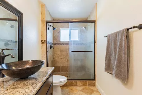 Bath - 18 Hancock Cir, Salinas, CA 93906 photo 4 of 5