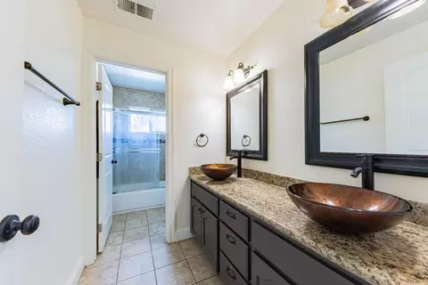 Bath - 18 Hancock Cir, Salinas, CA 93906 photo 2 of 5