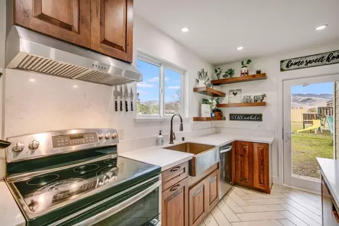 Kitchen - 2015 Trumar Ln, Gilroy, CA 95020 photo 3 of 5