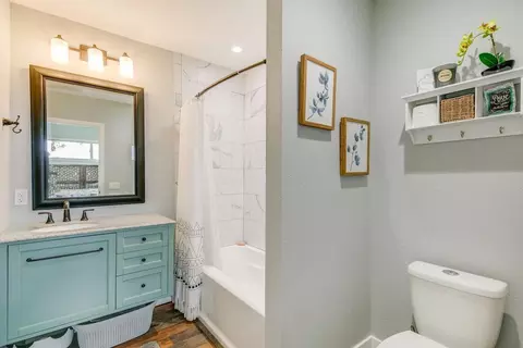Bath - 2015 Trumar Ln, Gilroy, CA 95020 photo 2 of 2