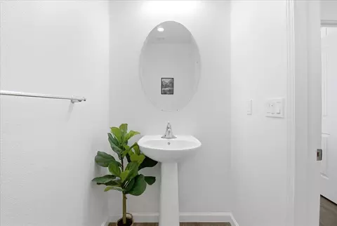 Bath - 704 Gabilan Dr, Soledad, CA 93960 photo 1 of 6