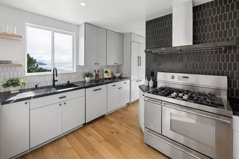Kitchen - 170 Beachview Ave, Pacifica, CA 94044 photo 10 of 12