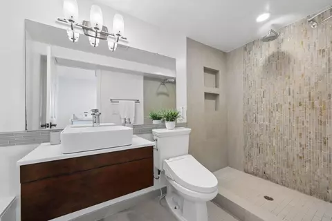 Bath - 170 Beachview Ave, Pacifica, CA 94044 photo 2 of 3