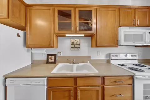 Kitchen - 166 Kern St 26, Salinas, CA 93905 photo 2 of 4