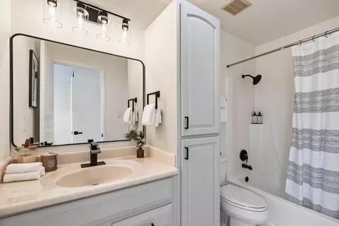 Bath - 627 Hickey Blvd D, Pacifica, CA 94044 photo 1 of 3