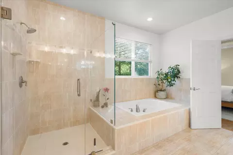 Bath - 2045 Rockrose Ct, Gilroy, CA 95020 photo 3 of 4