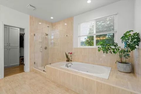 Bath - 2045 Rockrose Ct, Gilroy, CA 95020 photo 2 of 4