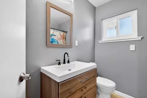 Bath - 123 Prado St, Salinas, CA 93906 photo 2 of 2