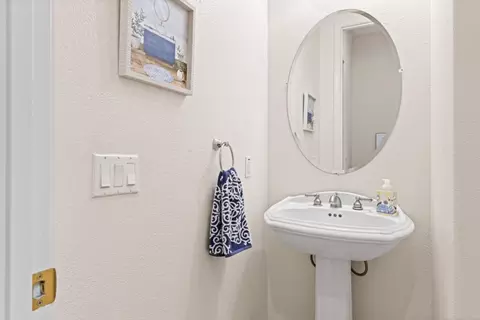 Bath - 7071 Eagle Ridge Dr, Gilroy, CA 95020 photo 1 of 3