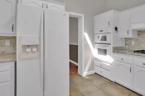 Kitchen - 53330 Smith Rd, Bradley, CA 93426 photo 2 of 2