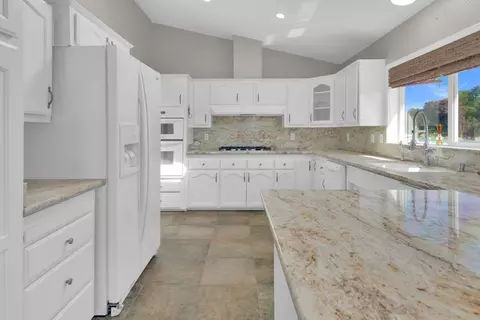 Kitchen - 53330 Smith Rd, Bradley, CA 93426 photo 1 of 2