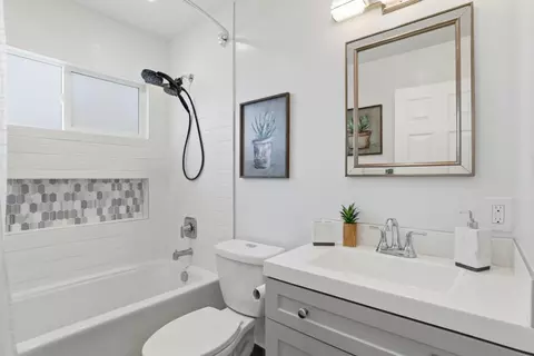 Bath - 1392 Mantelli Dr, Gilroy, CA 95020 photo 1 of 2