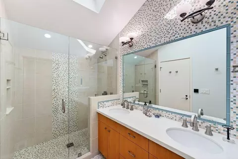 Bath - 765 Las Olas Dr, Aptos, CA 95003 photo 2 of 4