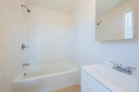 Bath - 1126 Pacific Ave, Salinas, CA 93905 photo 2 of 3