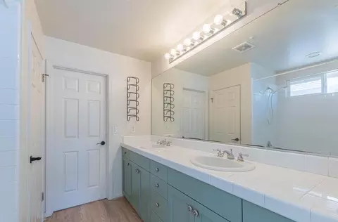 Bath - 980 Longfellow Dr, Salinas, CA 93906 photo 2 of 3