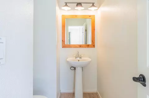 Bath - 980 Longfellow Dr, Salinas, CA 93906 photo 1 of 3