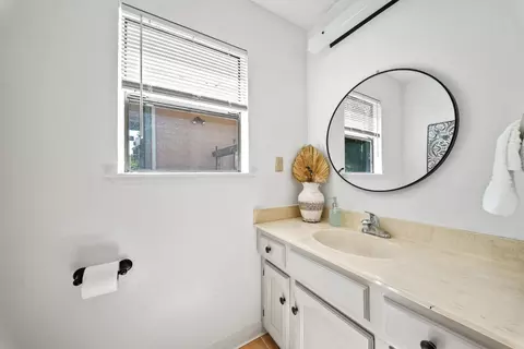 Bath - 146 Aptos School Rd, Aptos, CA 95003 photo 1 of 2