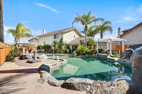 573 Rosewood Ct, Los Banos, CA 93635