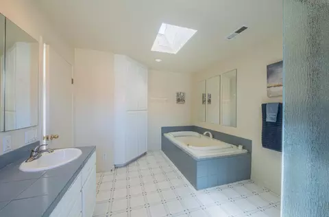 Bath - 9340 Pollock Ln, Salinas, CA 93907 photo 2 of 3