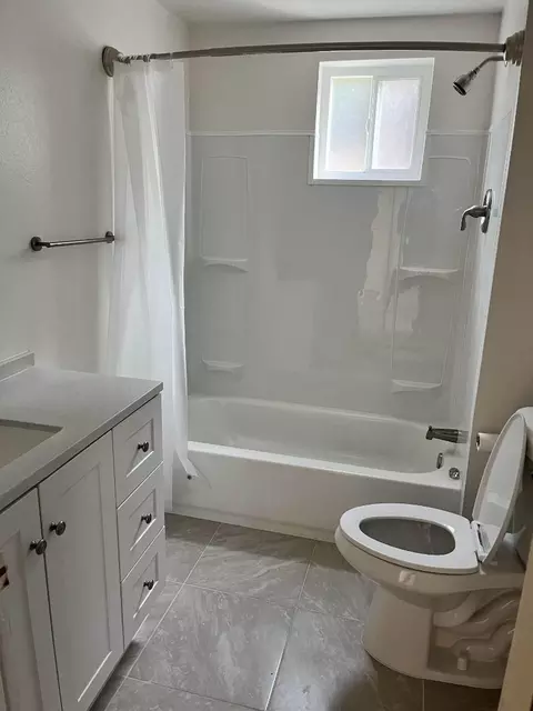 Bath - 435 Grant St, Vallejo, CA 94590 photo 1 of 2