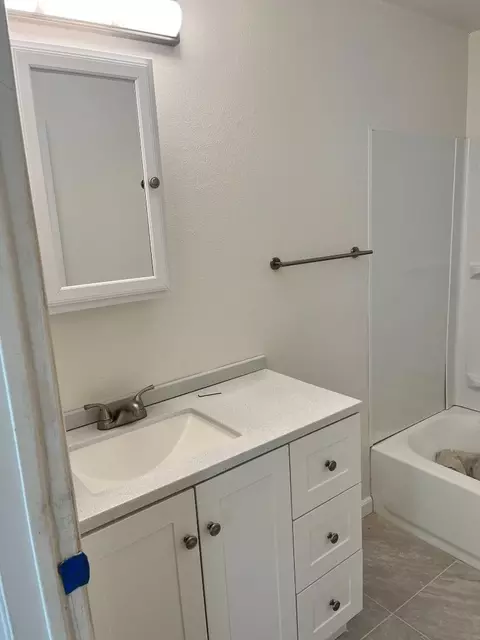 Bath - 435 Grant St, Vallejo, CA 94590 photo 2 of 2