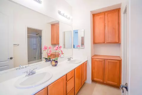 Bath - Desert View Pl, Bakersfield, CA 93311 photo 5 of 6