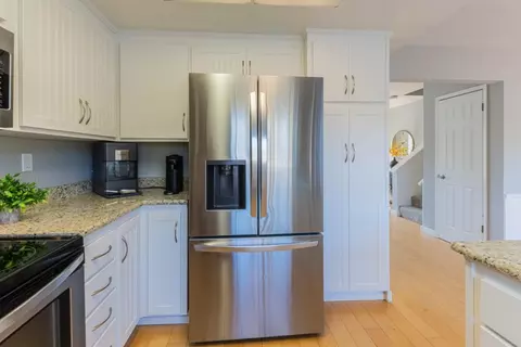 Kitchen - 19311 Creekside Cir, Salinas, CA 93908 photo 3 of 3