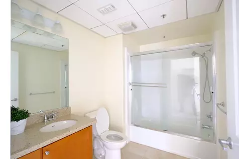 Bath - 423 7th St 901, Oakland, CA 94607 photo 1 of 1