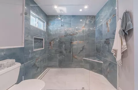 Bath - 9390 Holly Oak Way, Salinas, CA 93907 photo 2 of 3