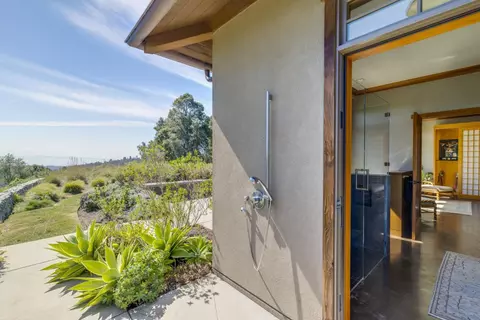Bath - 1080 Larsen Rd, Aptos, CA 95003 photo 2 of 8