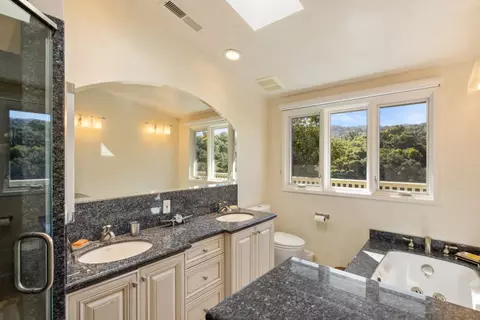 Bath - 397 Corral De Tierra Rd B, Salinas, CA 93908 photo 2 of 5