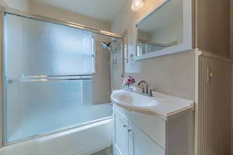 Bath - 1986 Luxton St, Seaside, CA 93955 photo 2 of 2