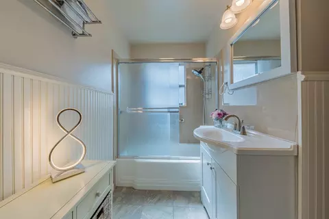 Bath - 1986 Luxton St, Seaside, CA 93955 photo 1 of 2